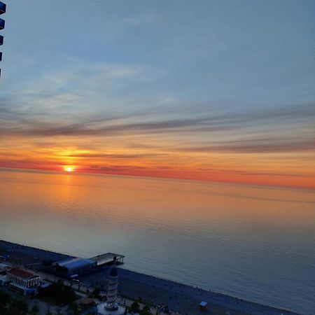Ferienwohnung Номера На Высоких Этажах 24,31 Batumi Exterior foto