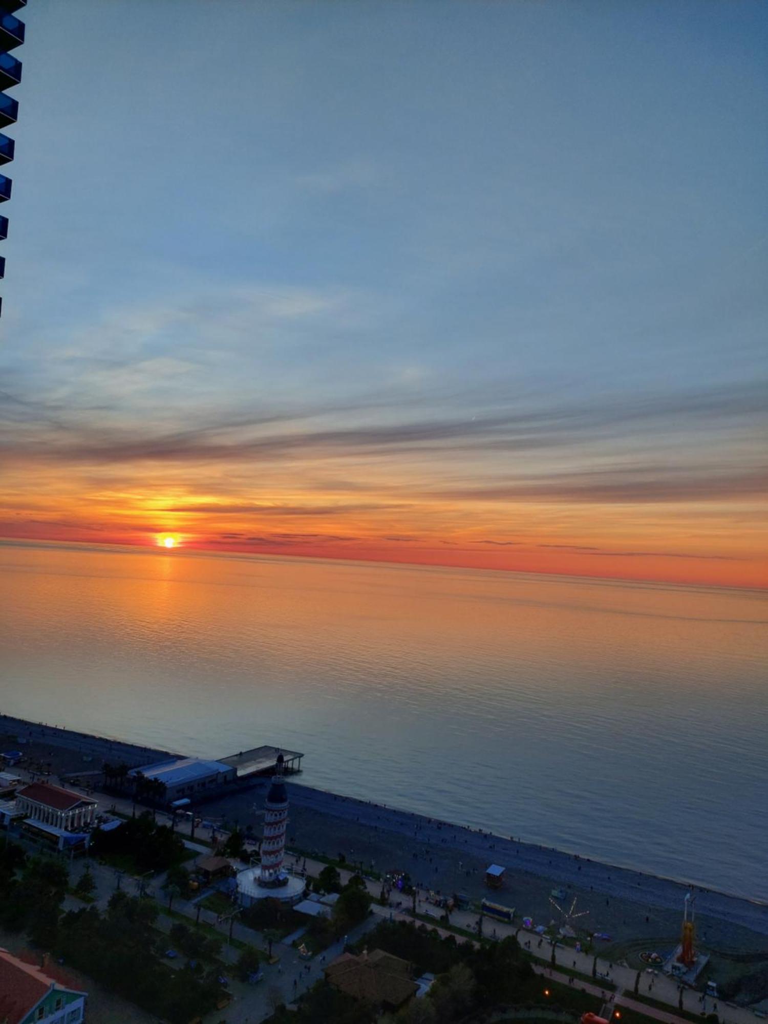 Ferienwohnung Номера На Высоких Этажах 24,31 Batumi Exterior foto