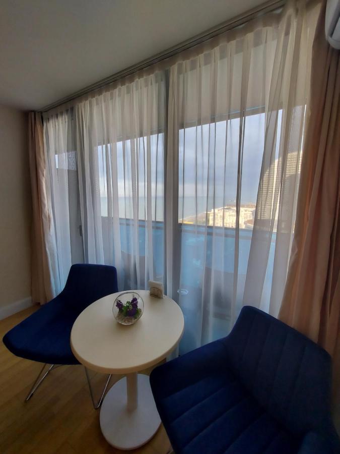 Ferienwohnung Номера На Высоких Этажах 24,31 Batumi Exterior foto